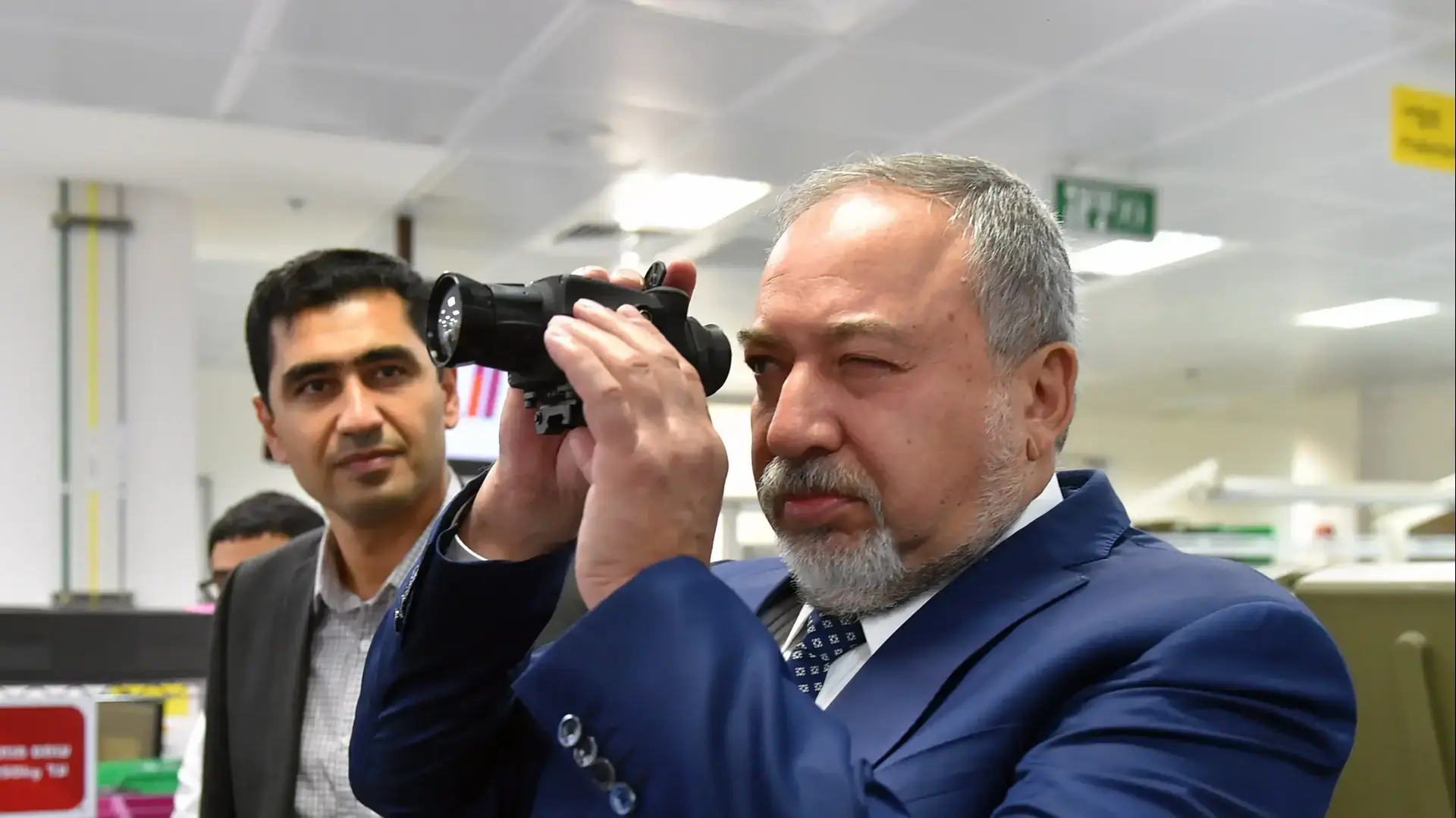 שר הביטחון, אביגדור ליברמן, במהלך ביקור במפעל ביטחוני בשדרות, 14 בדצמבר 2017 שר הביטחון, אביגדור ליברמן, במהלך ביקור במפעל ביטחוני בשדרות, 14 בדצמבר 2017