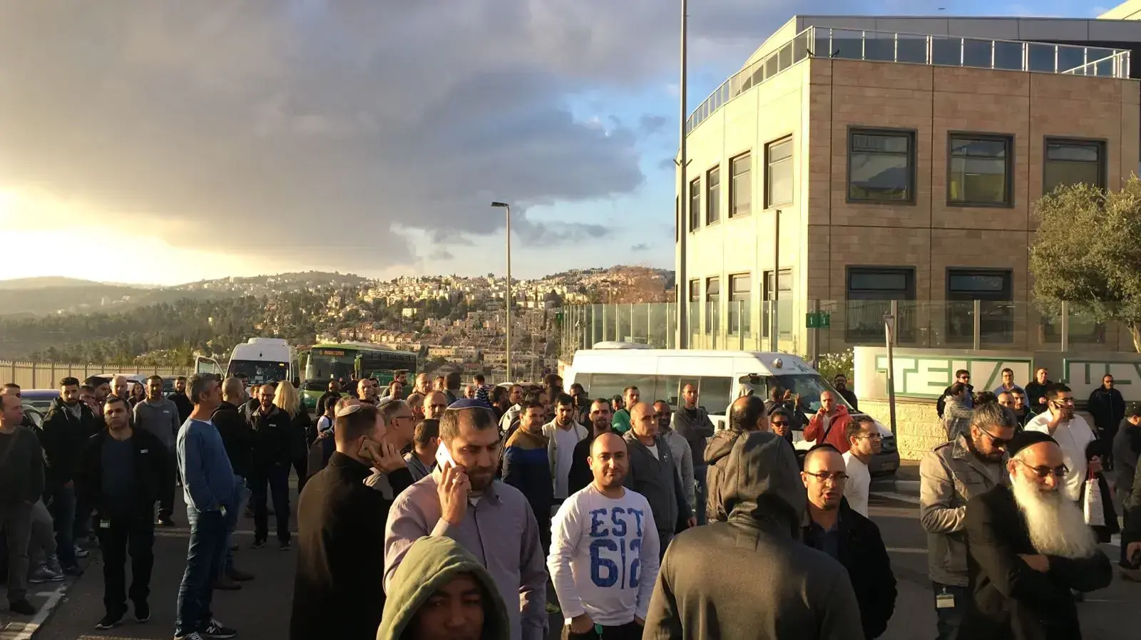 עובדי טבע מתאגדים מחוץ למפעל טבע בירושלים לאחר קבלת מכתבי פיטורם 14 בדצמבר 2017 עובדי טבע מתאגדים מחוץ למפעל טבע בירושלים לאחר קבלת מכתבי פיטורם 14 בדצמבר 2017