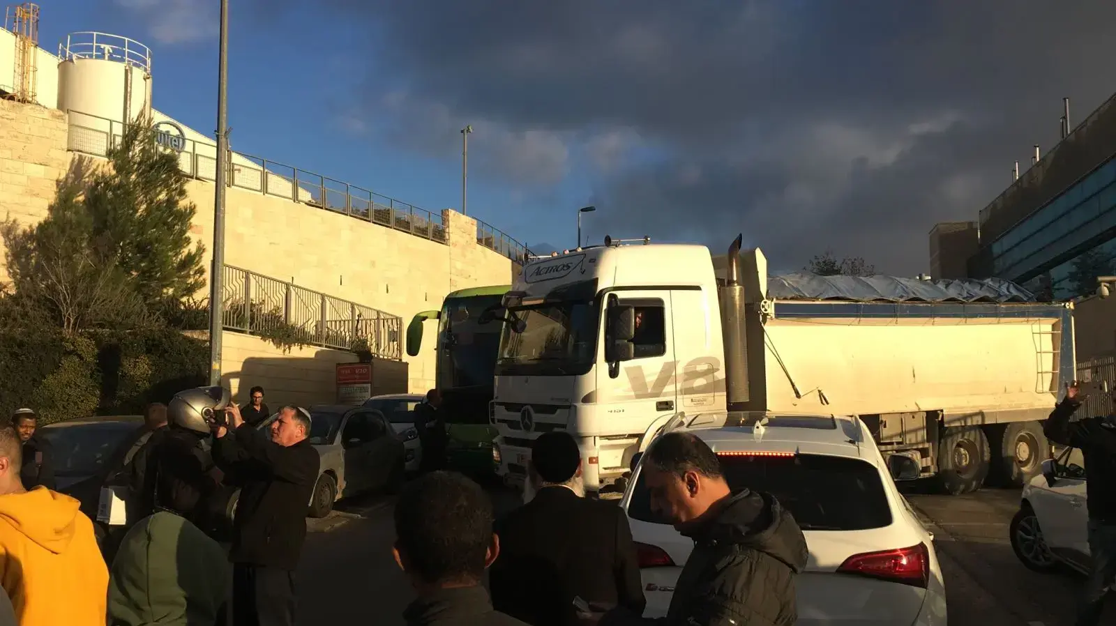 עובדי טבע מתאגדים מחוץ למפעל טבע בירושלים לאחר קבלת מכתבי פיטורם 14 בדצמבר 2017 עובדי טבע מתאגדים מחוץ למפעל טבע בירושלים לאחר קבלת מכתבי פיטורם 14 בדצמבר 2017