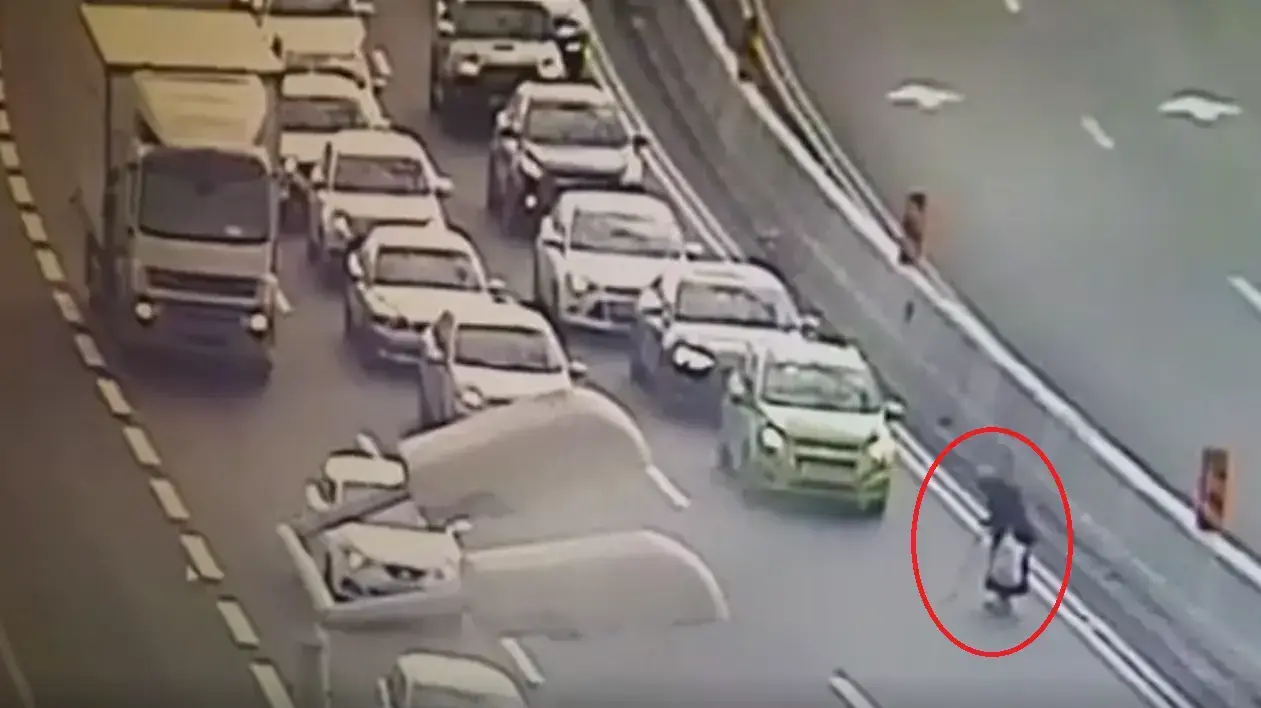 קבצנית מבוגרת עצרה את התנועה בכביש ארבע כקילומטר לפני צומת רעננה
