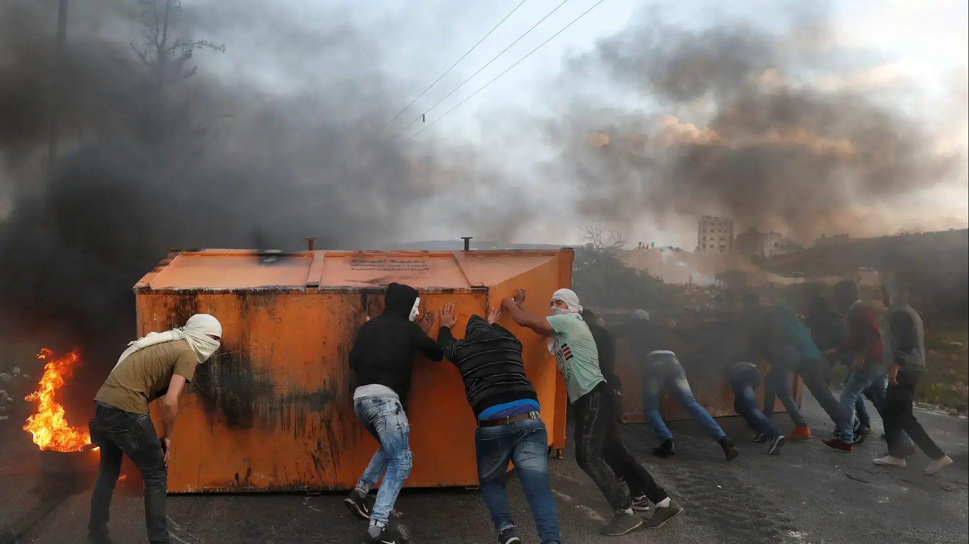 מפגינים פלסטינים ליד ההתנחלות בית אל 15.12.17 מפגינים פלסטינים ליד ההתנחלות בית אל 15.12.17
