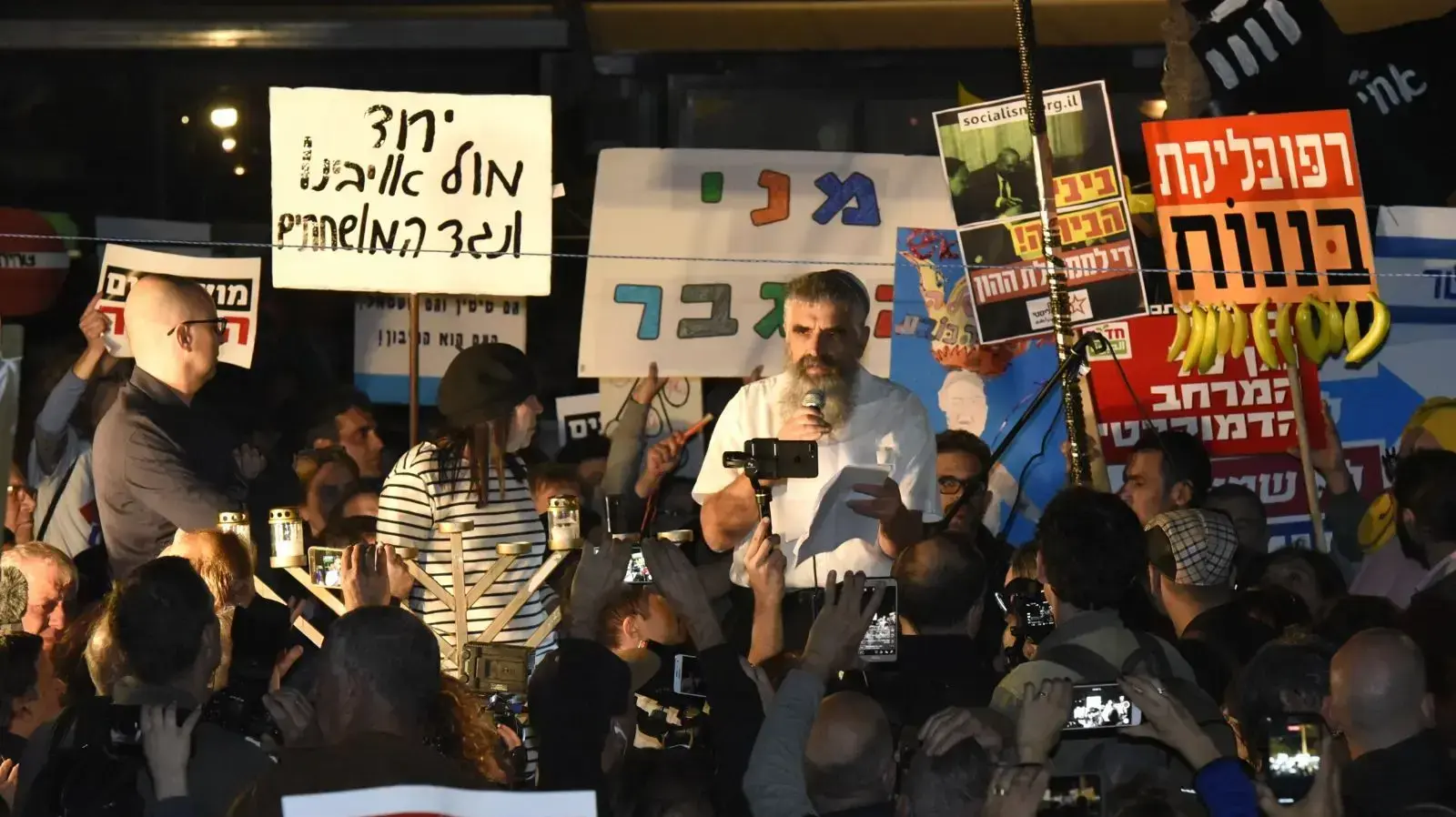 יובל שרלו בהפגנה נגד השחיתות ברוטשילד 16 בדצמבר 2017 יובל שרלו בהפגנה נגד השחיתות ברוטשילד 16 בדצמבר 2017
