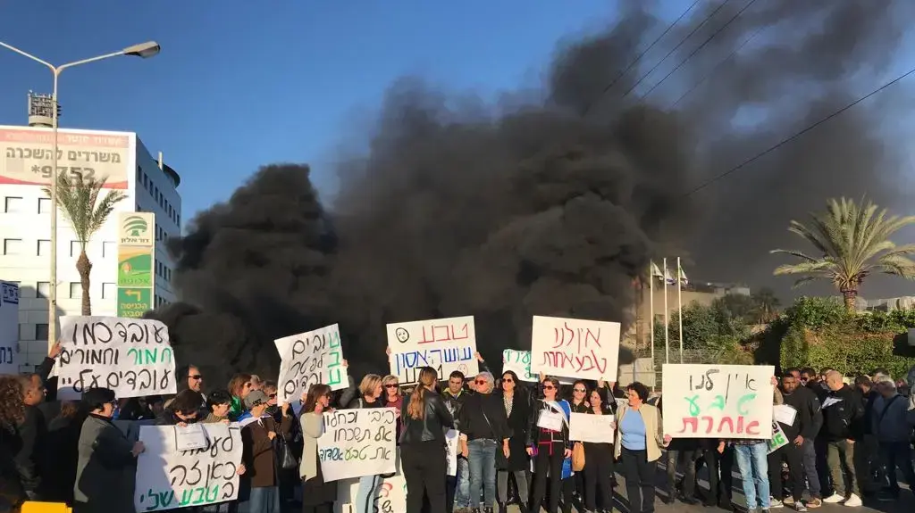 הפגנה במשרדי חברת טבע במחאה על פיטורי העובדים, אשדוד 17 בדצמבר 2017 הפגנה במשרדי חברת טבע במחאה על פיטורי העובדים, אשדוד 17 בדצמבר 2017
