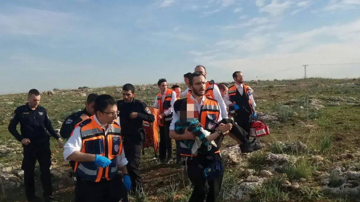 נער בן 14 ושני ילדים נפצעו קשה וקל בפיצוץ נפל פגז ליד אלעד 17 בדצמבר 2017
נער בן 14 ושני ילדים נפצעו קשה וקל בפיצוץ נפל פגז ליד אלעד 17 בדצמבר 2017