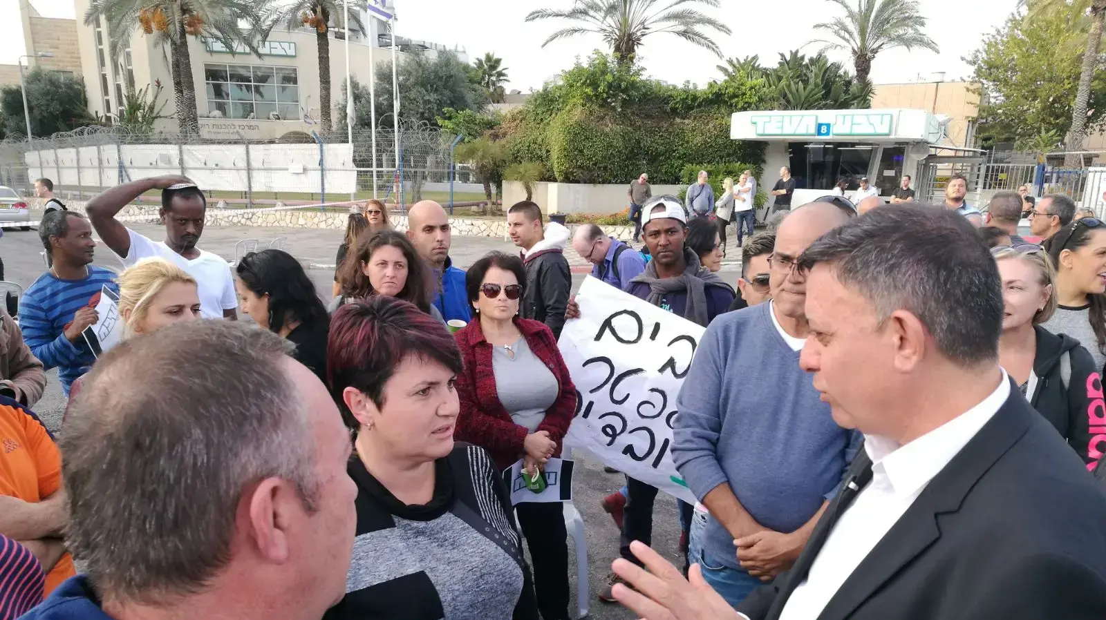 אבי גבאי מבקר את עובדי מפעל טבע באשדוד 17 בדצמבר 2017 אבי גבאי מבקר את עובדי מפעל טבע באשדוד 17 בדצמבר 2017