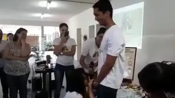 מרצה מדגימה כיצד להלביש קונדום עם הפה מרצה מדגימה כיצד להלביש קונדום עם הפה