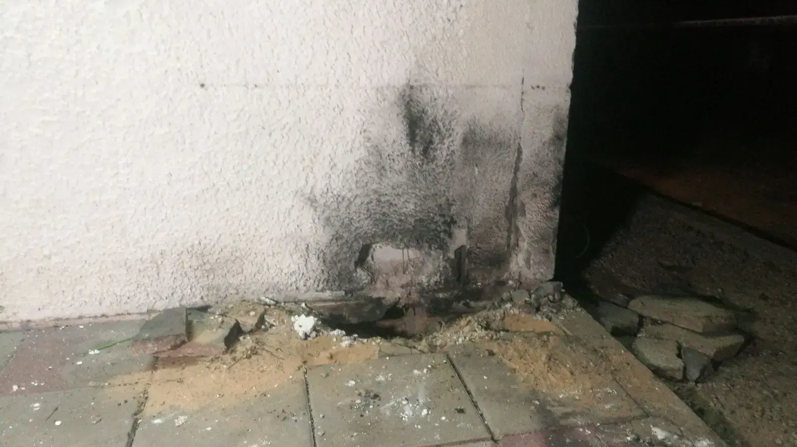 הנזק שנגרם מהרקטה באחד מישובי עוטף עזה 17 בדצמבר 2017
הנזק שנגרם מהרקטה באחד מישובי עוטף עזה 17 בדצמבר 2017