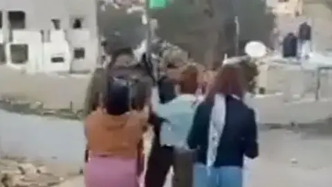נערות פלסטיניות מתגרות בחייל צה"ל צועקות עליו, סוטרות לו ובועטות ברגליו בנבי סלאח נערות פלסטיניות מתגרות בחייל צה"ל צועקות עליו, סוטרות לו ובועטות ברגליו בנבי סלאח