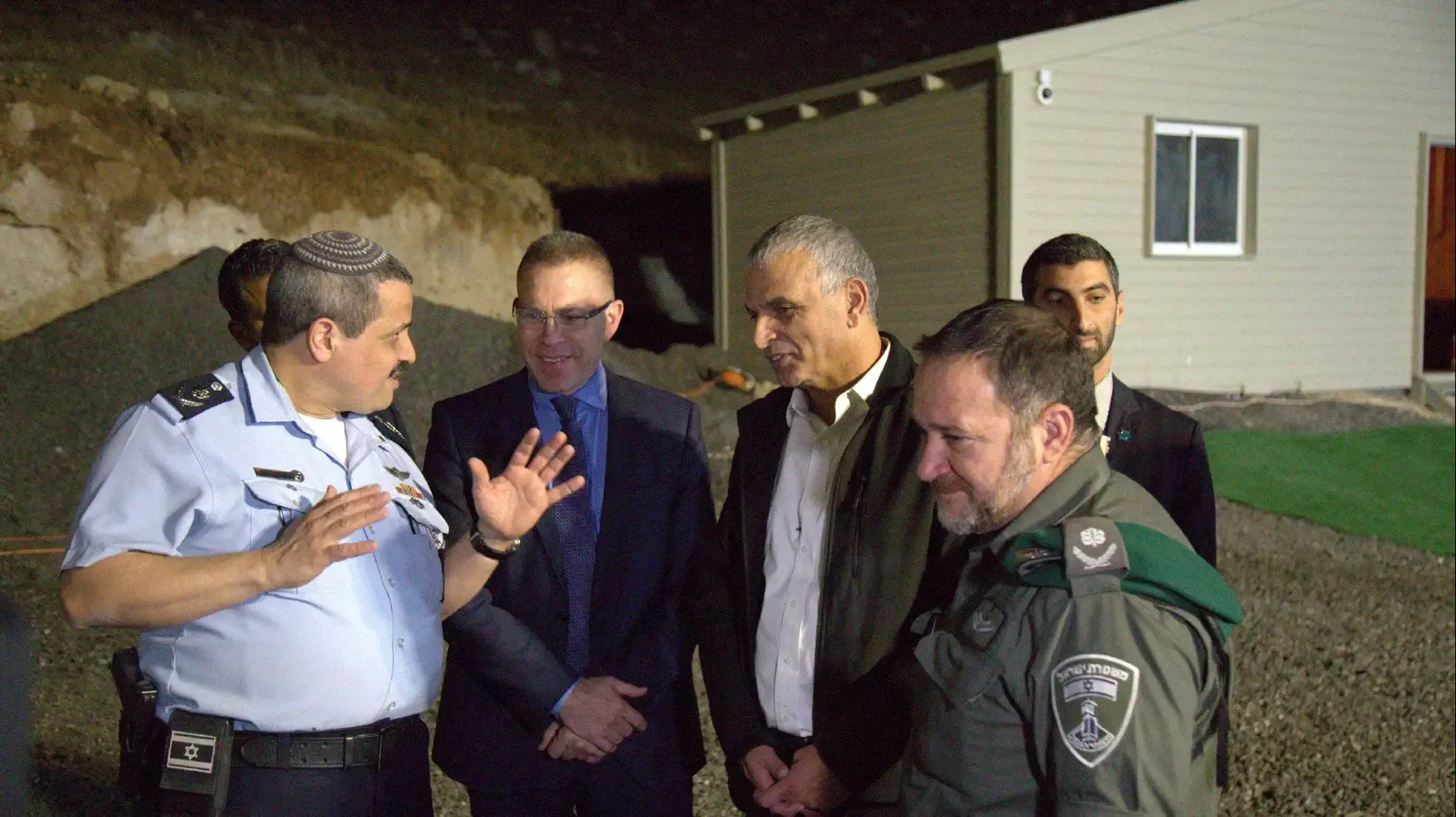 מפכ"ל המשטרה,רנ"צ רוני אלשיך ומפקד משמר הגבול, ניצב יעקב (קובי) שבתאי התכבדו לארח הערב את השר לביטחון הפנים, ח"כ גלעד ארדן ושר האוצר, ח"כ משה כחלון להדלקת נר שביעי בבסיס האימונים של מג"ב 18 בדצמבר 2017 מפכ"ל המשטרה,רנ"צ רוני אלשיך ומפקד משמר הגבול, ניצב יעקב (קובי) שבתאי התכבדו לארח הערב את השר לביטחון הפנים, ח"כ גלעד ארדן ושר האוצר, ח"כ משה כחלון להדלקת נר שביעי בבסיס האימונים של מג"ב 18 בדצמבר 2017
