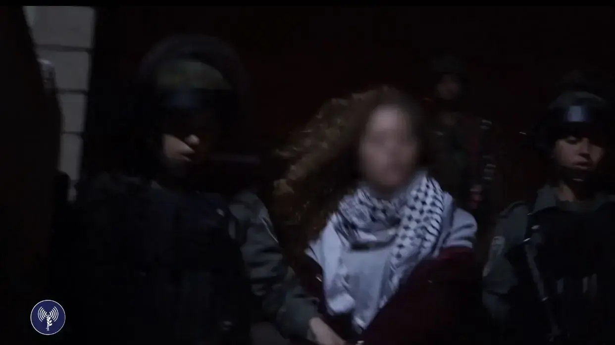 הנערה עהד תמימי נעצרת על ידי כוחות צה"ל אחרי שתקפה קצין וחייל בנבי סאלח, ב-19 בדצמבר 2018 הנערה עהד תמימי נעצרת על ידי כוחות צה"ל אחרי שתקפה קצין וחייל בנבי סאלח, ב-19 בדצמבר 2018