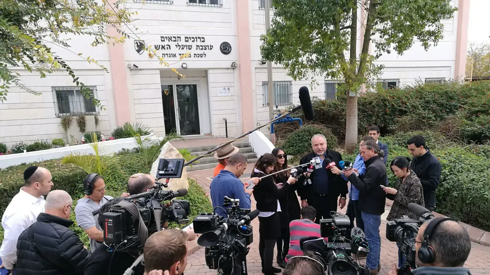פגישה של שר הביטחון, אביגדור ליברמן, עם ראשי רשויות באוגדת עזה 19 בדצמבר 2017 פגישה של שר הביטחון, אביגדור ליברמן, עם ראשי רשויות באוגדת עזה 19 בדצמבר 2017