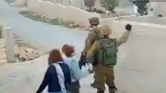 נערות פלסטיניות מתגרות בחייל צה"ל צועקות עליו, סוטרות לו ובועטות ברגליו בנבי סלאח נערות פלסטיניות מתגרות בחייל צה"ל צועקות עליו, סוטרות לו ובועטות ברגליו בנבי סלאח