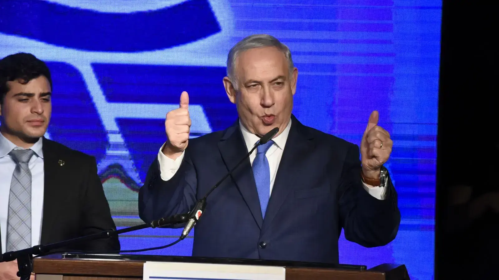 ראש הממשלה בנימין נתניהו באירוע הדלקת נר שמיני של חנוכה יחד עם חברות וחברי הליכוד, כפר המכביה , 19 בדצמבר 2017 ראש הממשלה בנימין נתניהו באירוע הדלקת נר שמיני של חנוכה יחד עם חברות וחברי הליכוד, כפר המכביה , 19 בדצמבר 2017