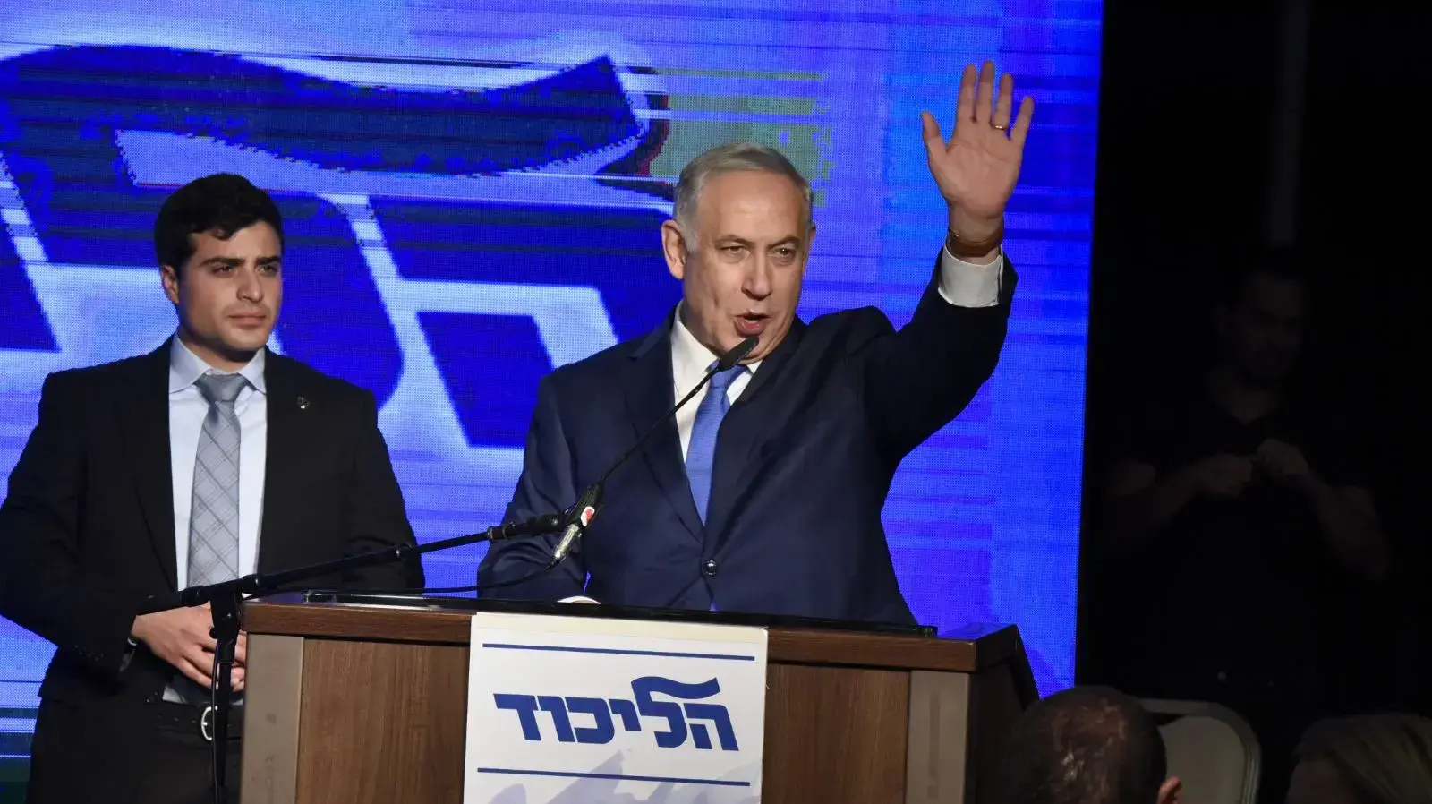 ראש הממשלה בנימין נתניהו באירוע הדלקת נר שמיני של חנוכה יחד עם חברות וחברי הליכוד, כפר המכביה , 19 בדצמבר 2017 ראש הממשלה בנימין נתניהו באירוע הדלקת נר שמיני של חנוכה יחד עם חברות וחברי הליכוד, כפר המכביה , 19 בדצמבר 2017