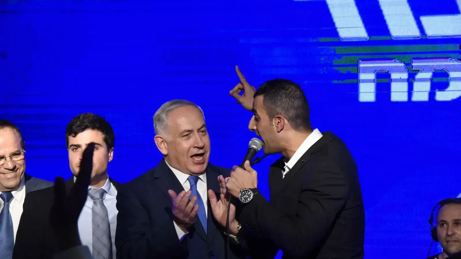 ראש הממשלה בנימין נתניהו באירוע הדלקת נר שמיני של חנוכה יחד עם חברות וחברי הליכוד, כפר המכביה , 19 בדצמבר 2017 ראש הממשלה בנימין נתניהו באירוע הדלקת נר שמיני של חנוכה יחד עם חברות וחברי הליכוד, כפר המכביה , 19 בדצמבר 2017