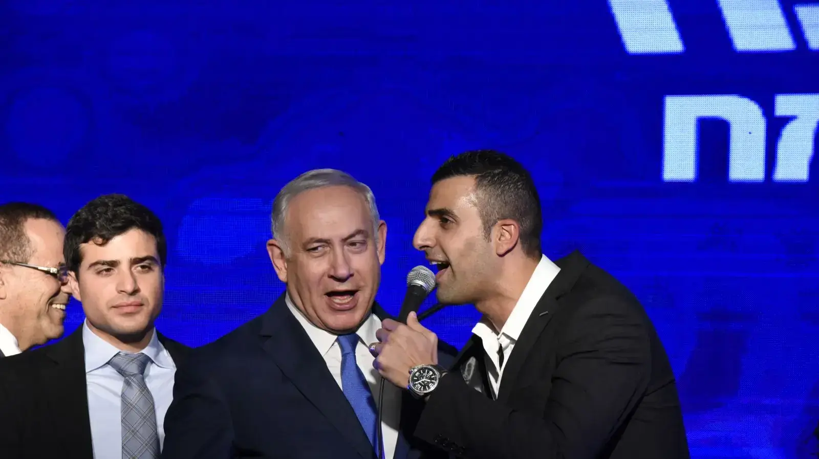 ראש הממשלה בנימין נתניהו באירוע הדלקת נר שמיני של חנוכה יחד עם חברות וחברי הליכוד, כפר המכביה , 19 בדצמבר 2017 ראש הממשלה בנימין נתניהו באירוע הדלקת נר שמיני של חנוכה יחד עם חברות וחברי הליכוד, כפר המכביה , 19 בדצמבר 2017