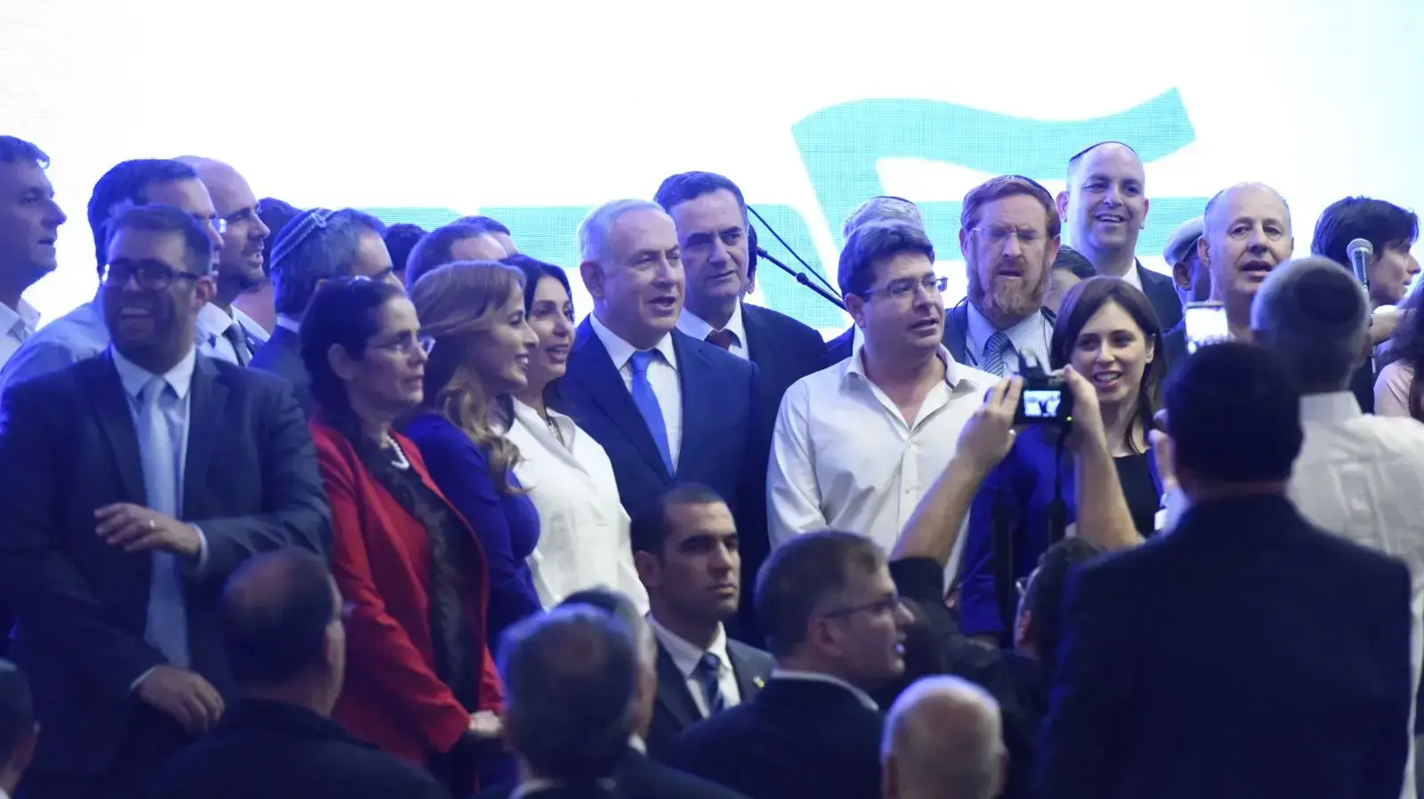 ראש הממשלה בנימין נתניהו באירוע הדלקת נר שמיני של חנוכה יחד עם חברות וחברי הליכוד, כפר המכביה , 19 בדצמבר 2017 ראש הממשלה בנימין נתניהו באירוע הדלקת נר שמיני של חנוכה יחד עם חברות וחברי הליכוד, כפר המכביה , 19 בדצמבר 2017