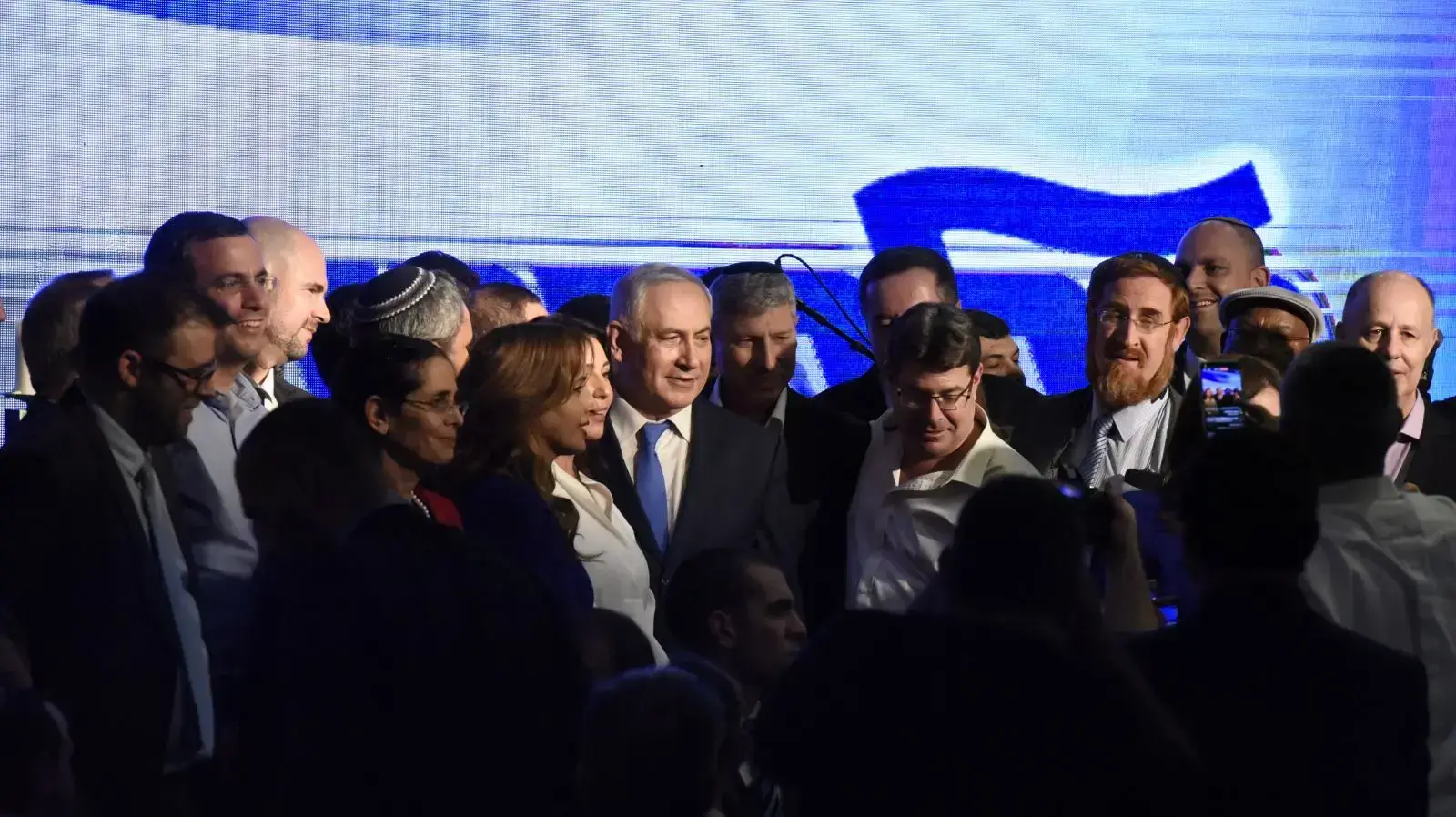 ראש הממשלה בנימין נתניהו באירוע הדלקת נר שמיני של חנוכה יחד עם חברות וחברי הליכוד, כפר המכביה , 19 בדצמבר 2017 ראש הממשלה בנימין נתניהו באירוע הדלקת נר שמיני של חנוכה יחד עם חברות וחברי הליכוד, כפר המכביה , 19 בדצמבר 2017