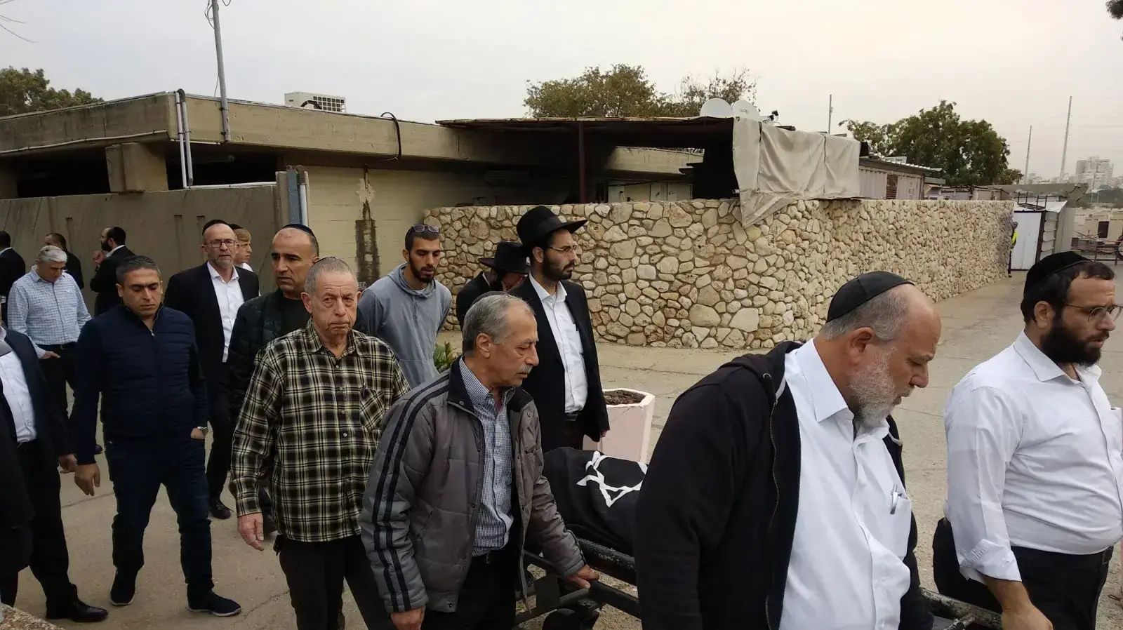 הלוויה של בני משפחת אזן, שנספו בליל שני בשריפה בבית המשפחה בברוקלין, בית העלמין, חולון, 20נ בדצמבר 2017 הלוויה של בני משפחת אזן, שנספו בליל שני בשריפה בבית המשפחה בברוקלין, בית העלמין, חולון, 20נ בדצמבר 2017