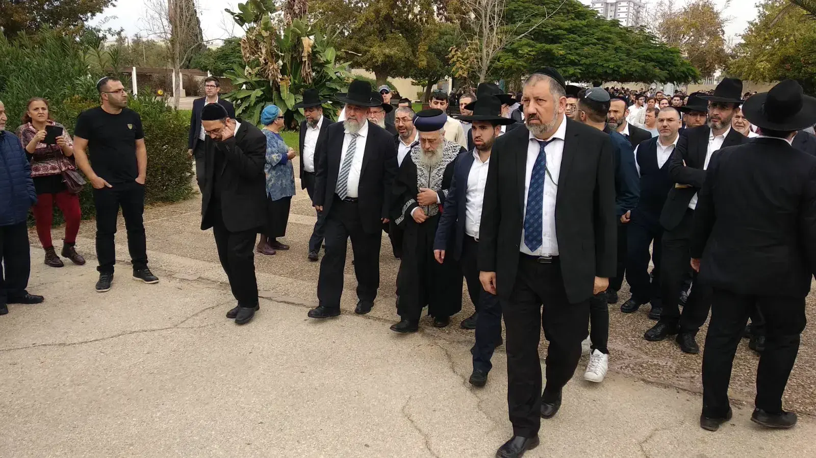 הרב הראשי הספרדי, הרב יצחק יוסף, בהלוויה של בני משפחת אזן, שנספו בליל שני בשריפה בבית המשפחה בברוקלין, בית העלמין, חולון, 20נ בדצמבר 2017 הרב הראשי הספרדי, הרב יצחק יוסף, בהלוויה של בני משפחת אזן, שנספו בליל שני בשריפה בבית המשפחה בברוקלין, בית העלמין, חולון, 20נ בדצמבר 2017