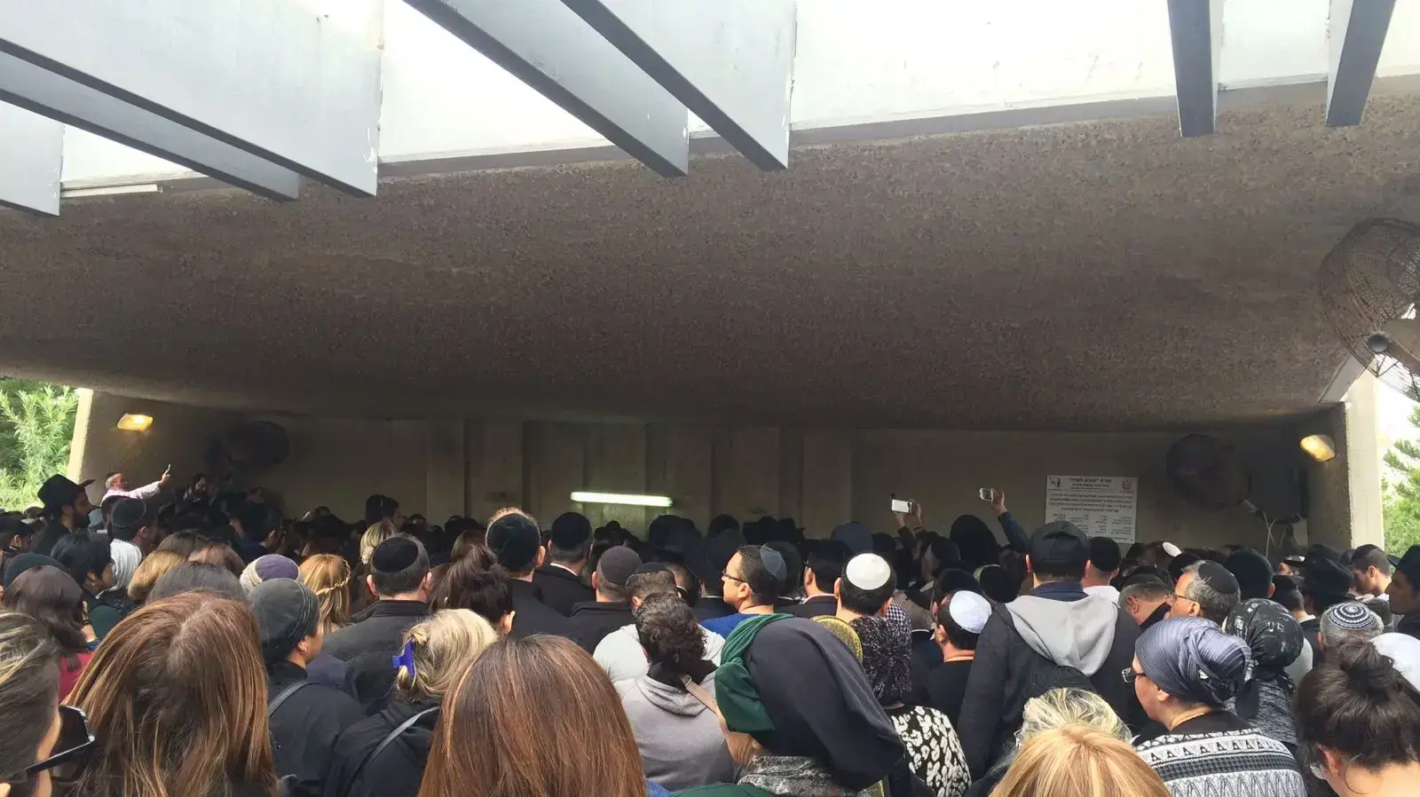 הלוויה של בני משפחת אזן, שנספו בליל שני בשריפה בבית המשפחה בברוקלין, בית העלמין, חולון, 20נ בדצמבר 2017 הלוויה של בני משפחת אזן, שנספו בליל שני בשריפה בבית המשפחה בברוקלין, בית העלמין, חולון, 20נ בדצמבר 2017