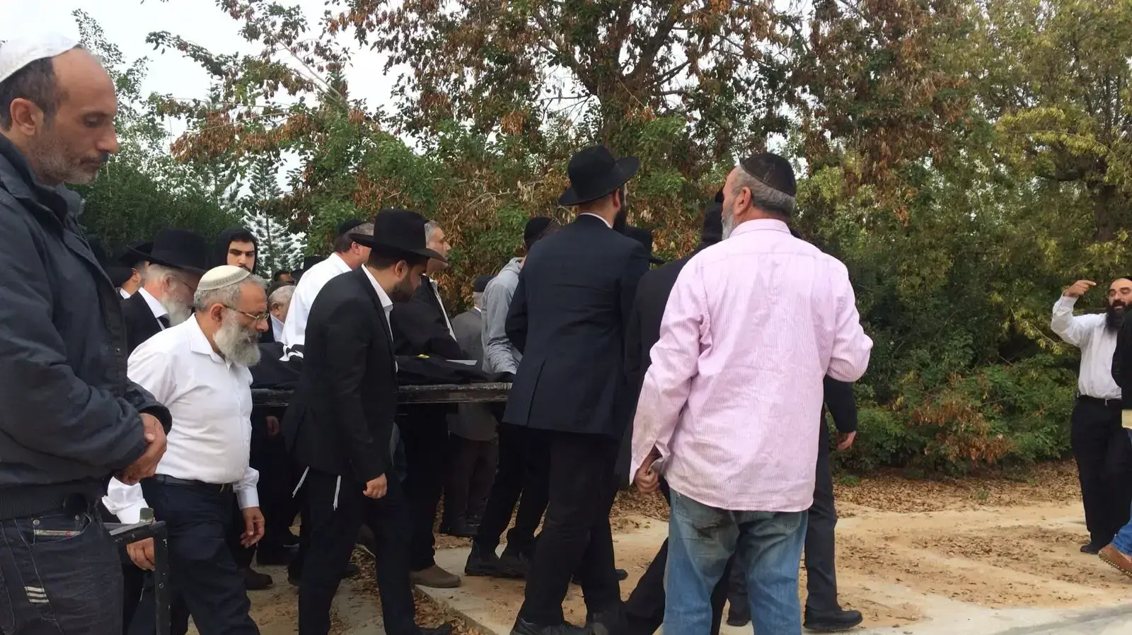 הלוויה של בני משפחת אזן, שנספו בליל שני בשריפה בבית המשפחה בברוקלין, בית העלמין, חולון, 20נ בדצמבר 2017