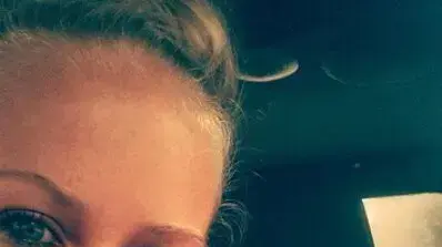 תושבת וירג'יניה עם אחד מכלבי הפיטבול שלה, שטרפו אותה תושבת וירג'יניה עם אחד מכלבי הפיטבול שלה, שטרפו אותה