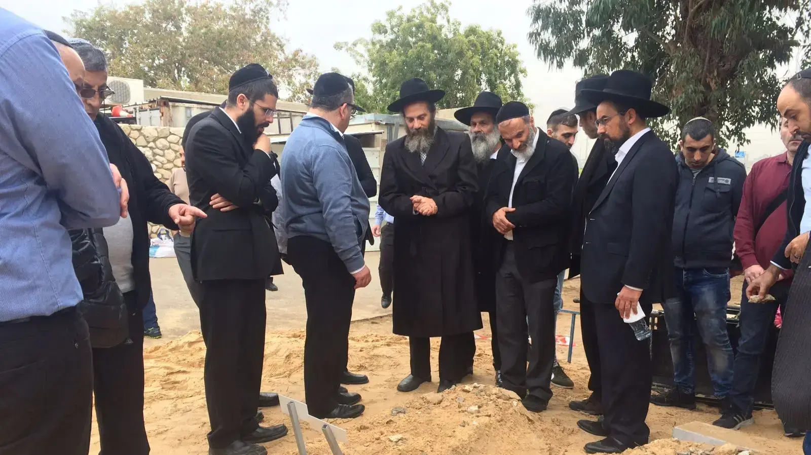 הלוויה של בני משפחת אזן, שנספו בליל שני בשריפה בבית המשפחה בברוקלין, בית העלמין, חולון, 20נ בדצמבר 2017 הלוויה של בני משפחת אזן, שנספו בליל שני בשריפה בבית המשפחה בברוקלין, בית העלמין, חולון, 20נ בדצמבר 2017