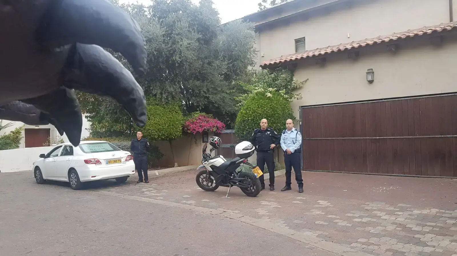 עובדי טבע מפגינים מול בית חבר הדירקטוריון חמי פרס ברעננה, 21 בדצמבר 2017 עובדי טבע מפגינים מול בית חבר הדירקטוריון חמי פרס ברעננה, 21 בדצמבר 2017