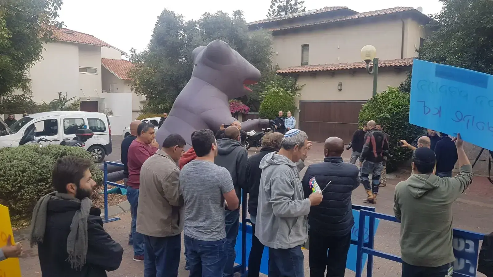 עובדי טבע מפגינים מול בית חבר הדירקטוריון חמי פרס ברעננה, 21 בדצמבר 2017 עובדי טבע מפגינים מול בית חבר הדירקטוריון חמי פרס ברעננה, 21 בדצמבר 2017