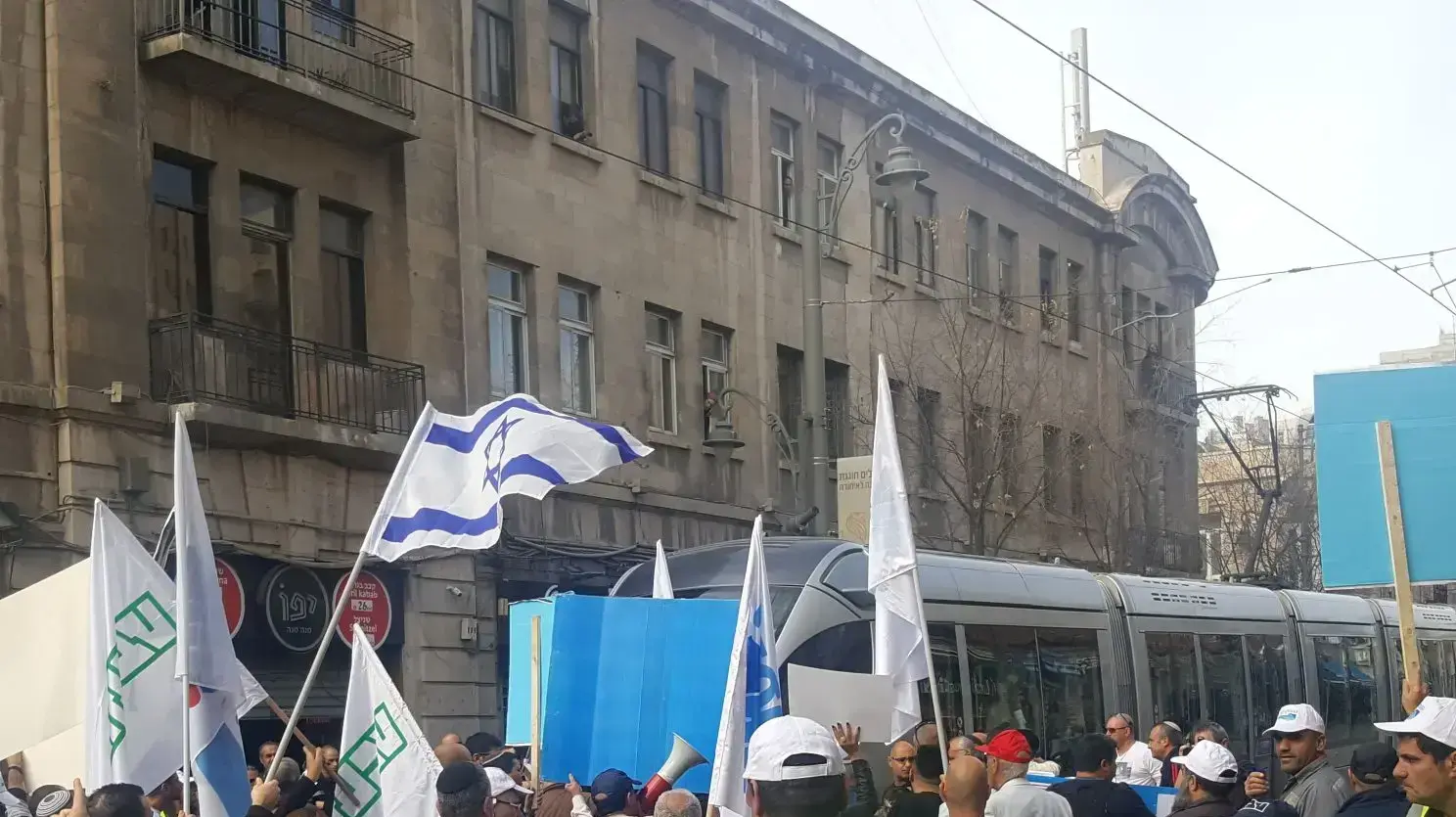 עובדי מפעל טבע בירושלים בהפגנת מחאה, כיכר ציון, ירושלים, 21 בדצמבר 2017 עובדי מפעל טבע בירושלים בהפגנת מחאה, כיכר ציון, ירושלים, 21 בדצמבר 2017