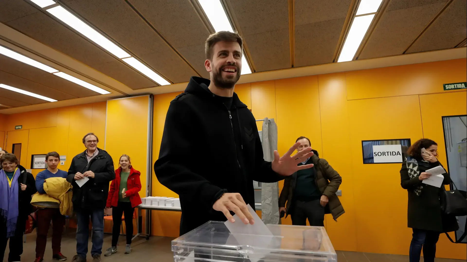 כדורגלן ברצלונה ג'רארד פיקה מצביע בבחירות בקטלוניה 21 בדצמבר 2017 כדורגלן ברצלונה ג'רארד פיקה מצביע בבחירות בקטלוניה 21 בדצמבר 2017