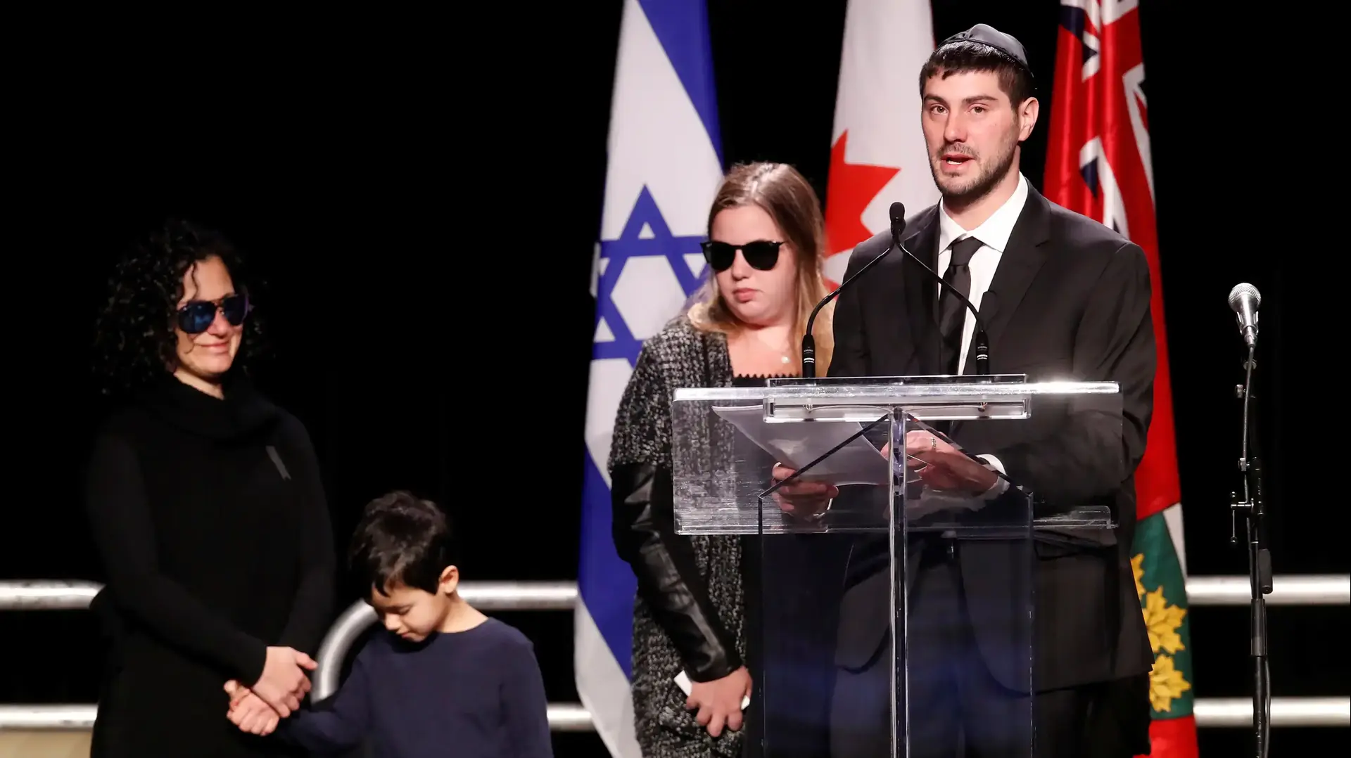 ג'ונתן שרמן, בנם של המיליארדר בארי שרמן ורעייתו האני, בהלווייתם בטורונטו, 21 בדצמבר 2017 ג'ונתן שרמן, בנם של המיליארדר בארי שרמן ורעייתו האני, בהלווייתם בטורונטו, 21 בדצמבר 2017