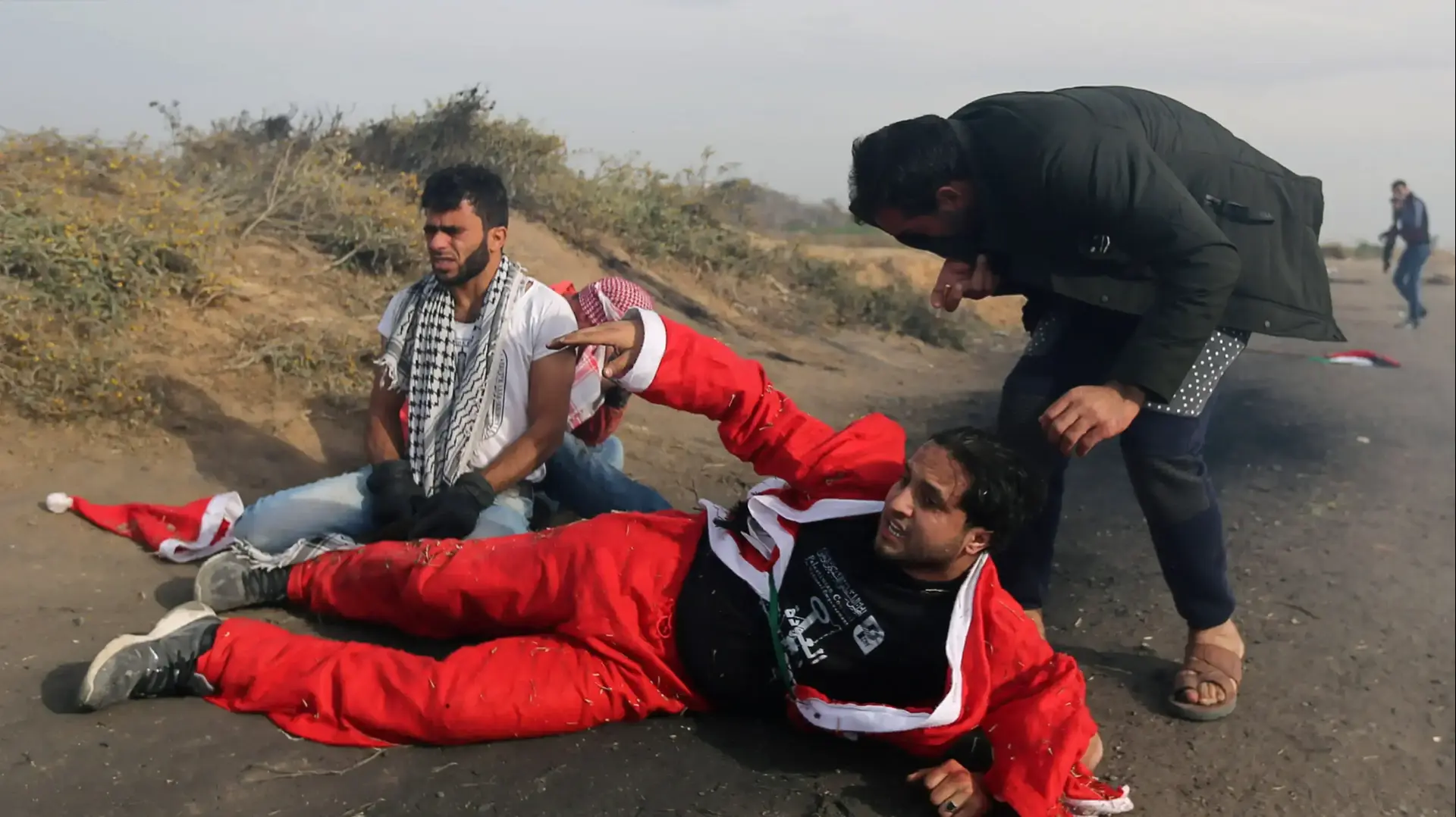פלסטיני מחופש לסנטה קלאוס שנפצע בעימותים עם כוחות צה"ל בגבול רצועת עזה - 22 בדצמבר 2017 פלסטיני מחופש לסנטה קלאוס שנפצע בעימותים עם כוחות צה"ל בגבול רצועת עזה - 22 בדצמבר 2017