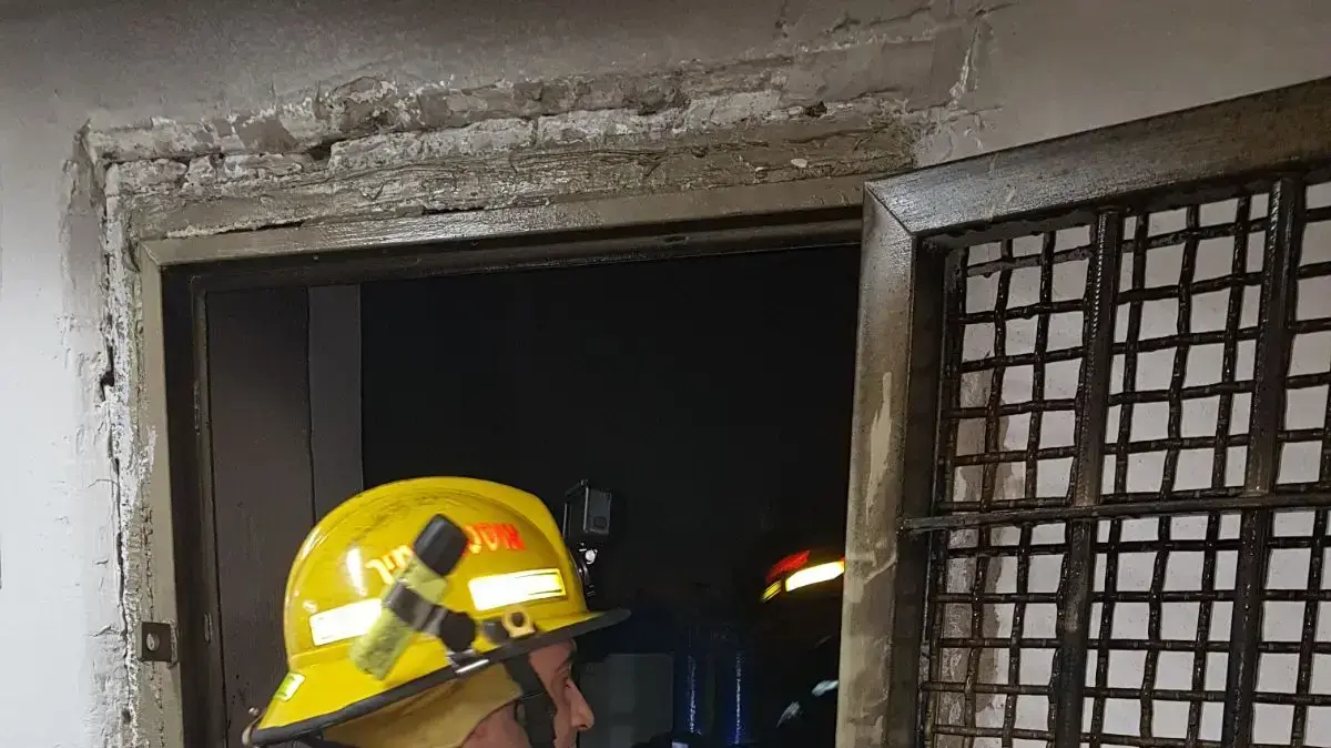 צוותי כיבוי בבית המעצר מגרש הרוסים בירושלים כיבו שריפה שפרצה באגף הבידוד, 22 בדצמבר 2017 צוותי כיבוי בבית המעצר מגרש הרוסים בירושלים כיבו שריפה שפרצה באגף הבידוד, 22 בדצמבר 2017