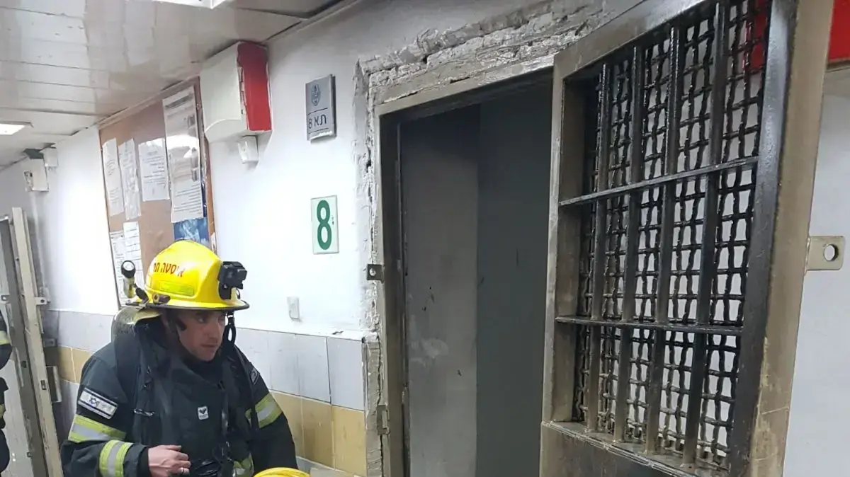 צוותי כיבוי בבית המעצר מגרש הרוסים בירושלים כיבו שריפה שפרצה באגף הבידוד, 22 בדצמבר 2017
