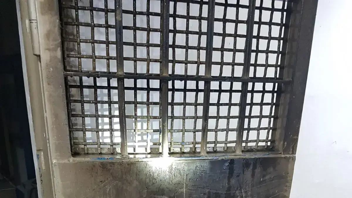 צוותי כיבוי בבית המעצר מגרש הרוסים בירושלים כיבו שריפה שפרצה באגף הבידוד, 22 בדצמבר 2017 צוותי כיבוי בבית המעצר מגרש הרוסים בירושלים כיבו שריפה שפרצה באגף הבידוד, 22 בדצמבר 2017