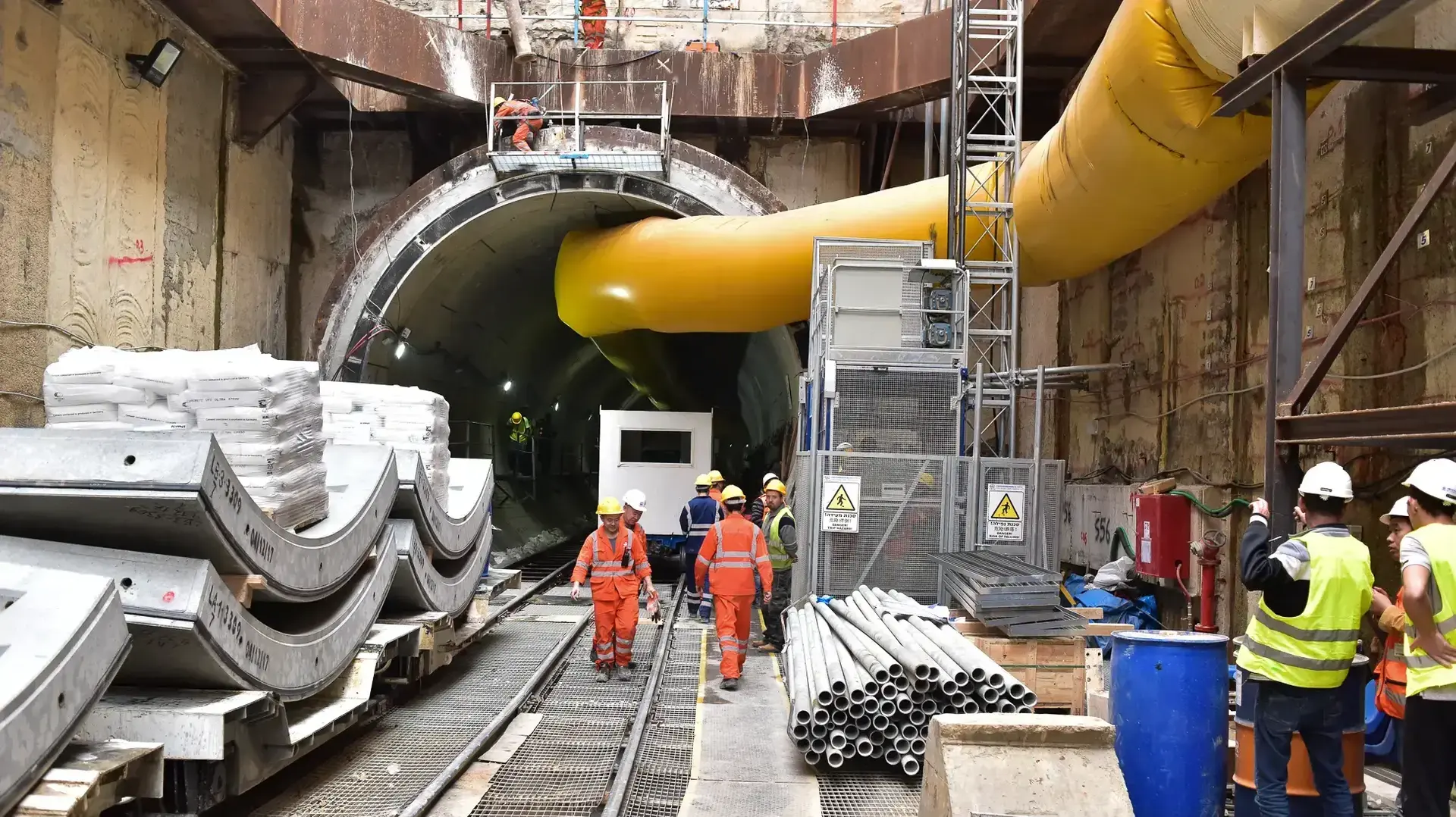 עבודות על תחנת הרכבת הקלה במתחם הבורסה ברמת גן
עבודות על תחנת הרכבת הקלה במתחם הבורסה ברמת גן