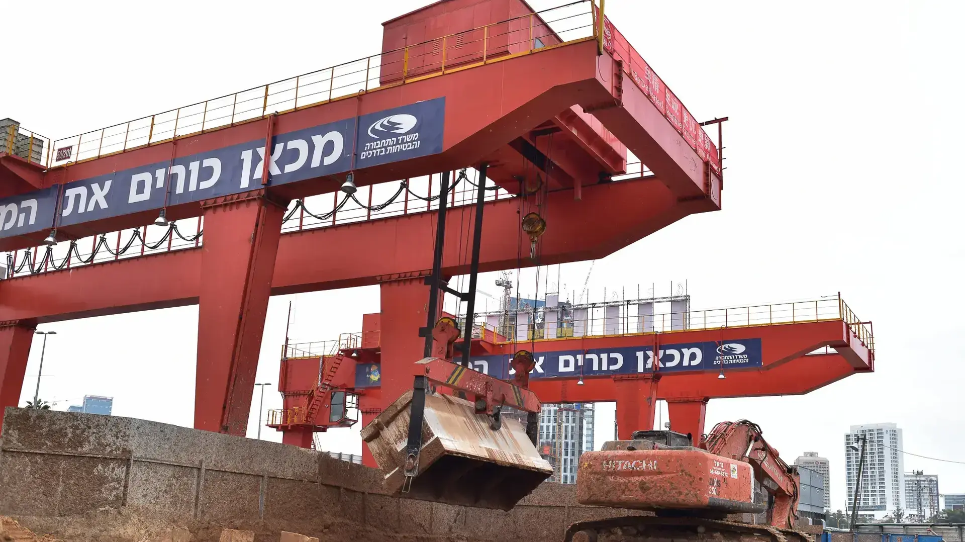 עבודות על תחנת הרכבת הקלה במתחם הבורסה ברמת גן עבודות על תחנת הרכבת הקלה במתחם הבורסה ברמת גן