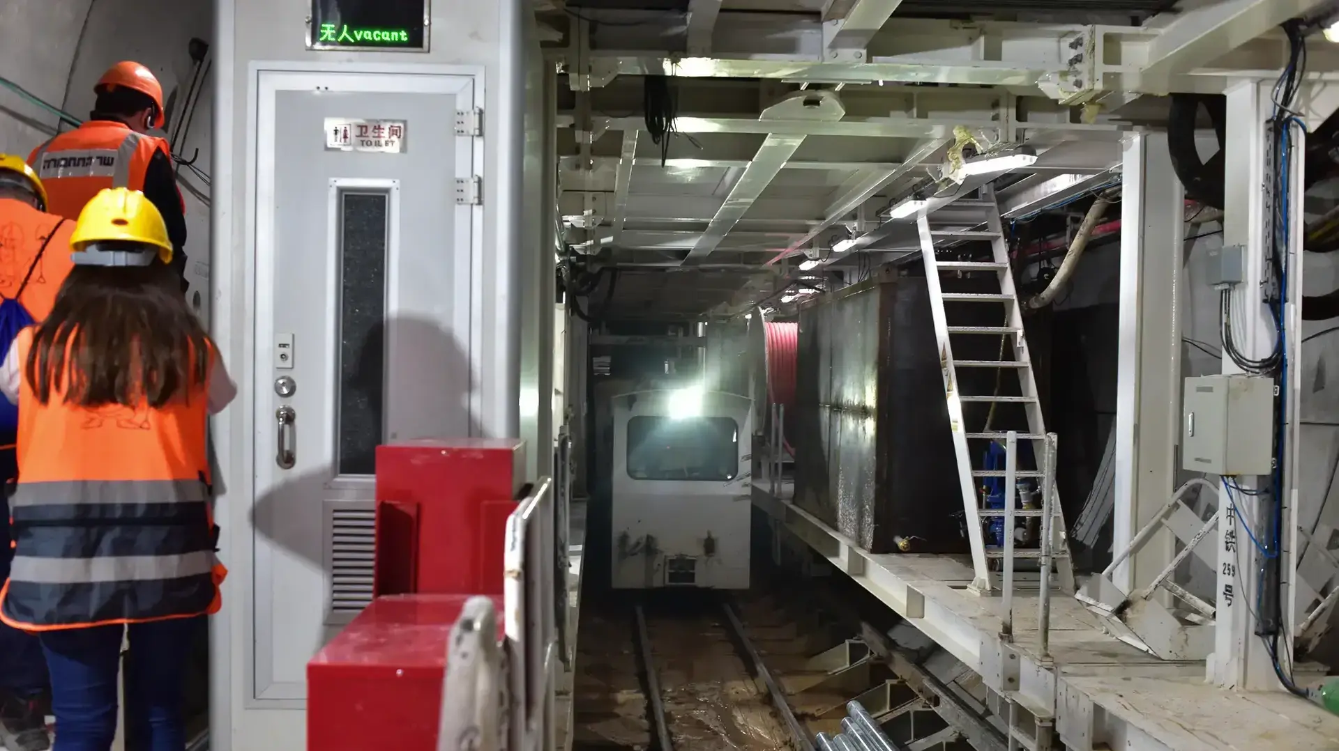 העבודות על מנהרת הרכבת הקלה במתחם הבורסה ברמת גן העבודות על מנהרת הרכבת הקלה במתחם הבורסה ברמת גן