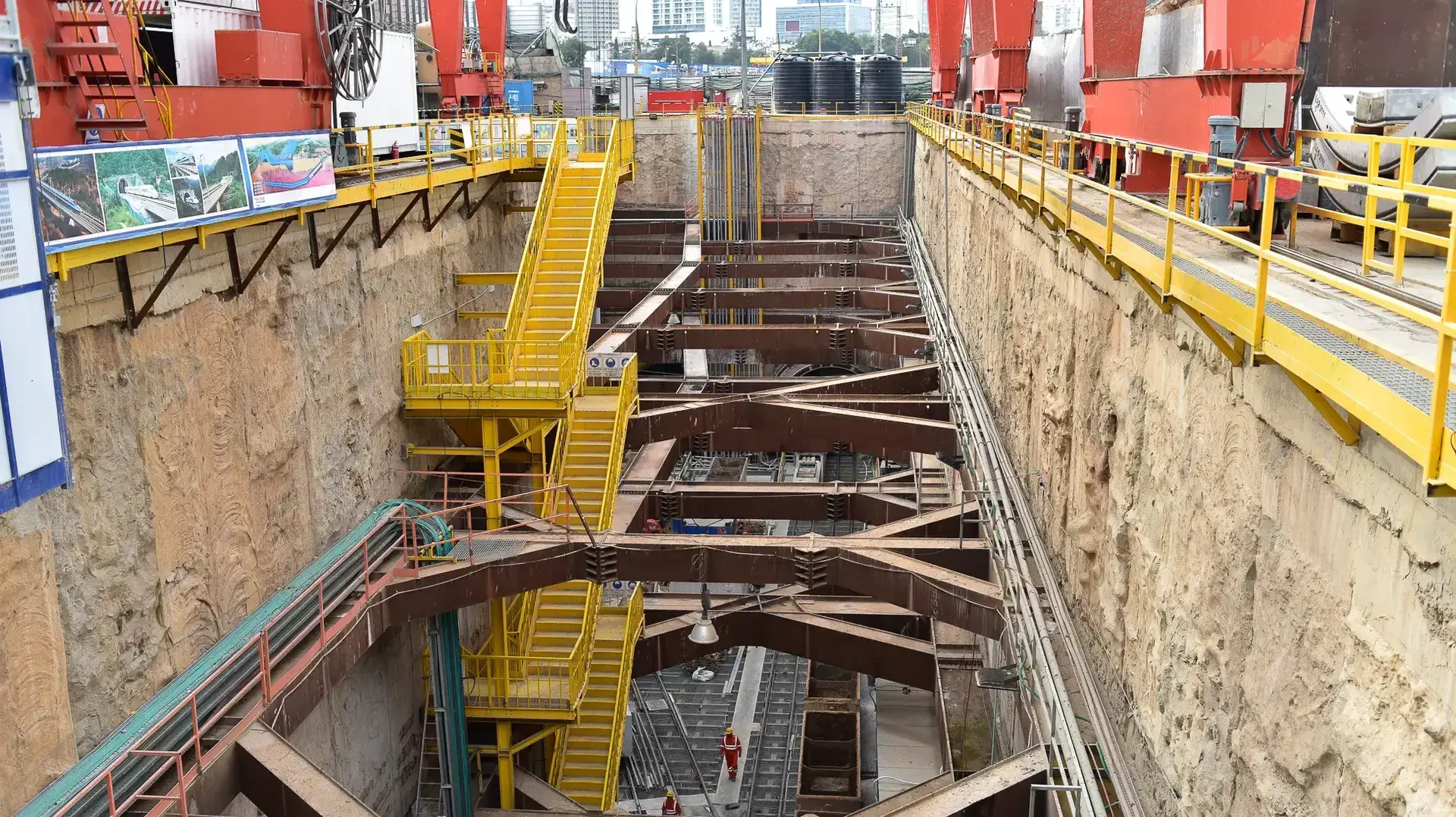 העבודות על מנהרת הרכבת הקלה במתחם הבורסה ברמת גן העבודות על מנהרת הרכבת הקלה במתחם הבורסה ברמת גן