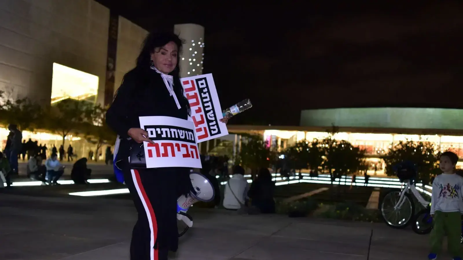 מפגינים מתאספים לקראת הפגנה נגד השחיתות, כיכר הבימה, תל אביב 23 בדצמבר 2017 מפגינים מתאספים לקראת הפגנה נגד השחיתות, כיכר הבימה, תל אביב 23 בדצמבר 2017