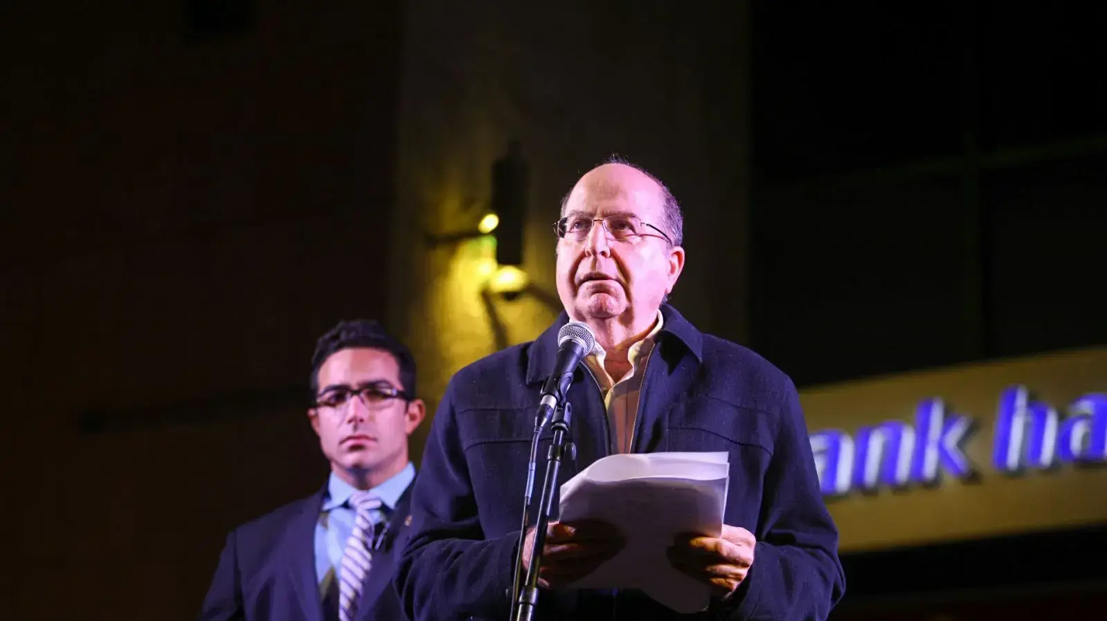 משה בוגי יעלון נואם בהפגנת הימין נגד השחיתות, ירושלים, 23 בדצמבר 2017 משה בוגי יעלון נואם בהפגנת הימין נגד השחיתות, ירושלים, 23 בדצמבר 2017