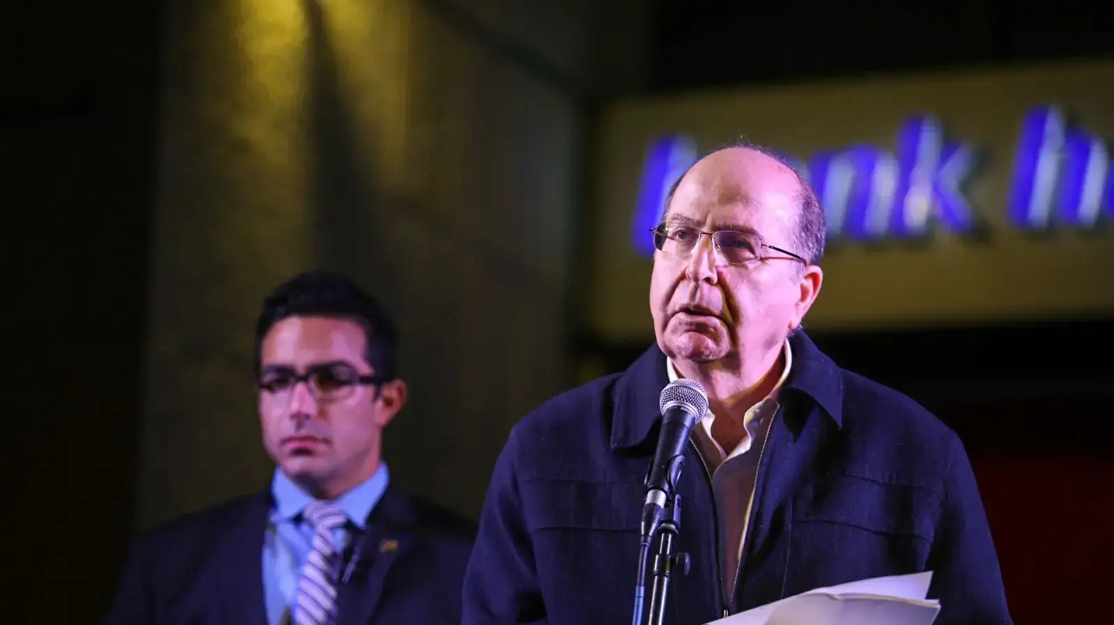 משה בוגי יעלון נואם בהפגנת הימין נגד השחיתות, ירושלים, 23 בדצמבר 2017 משה בוגי יעלון נואם בהפגנת הימין נגד השחיתות, ירושלים, 23 בדצמבר 2017