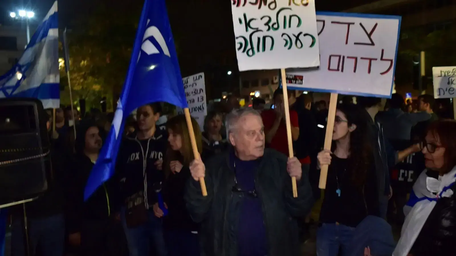 מפגינים נגד השחיתות בכיכר הבימה, תל אביב, 23 בדצמבר 2017 מפגינים נגד השחיתות בכיכר הבימה, תל אביב, 23 בדצמבר 2017