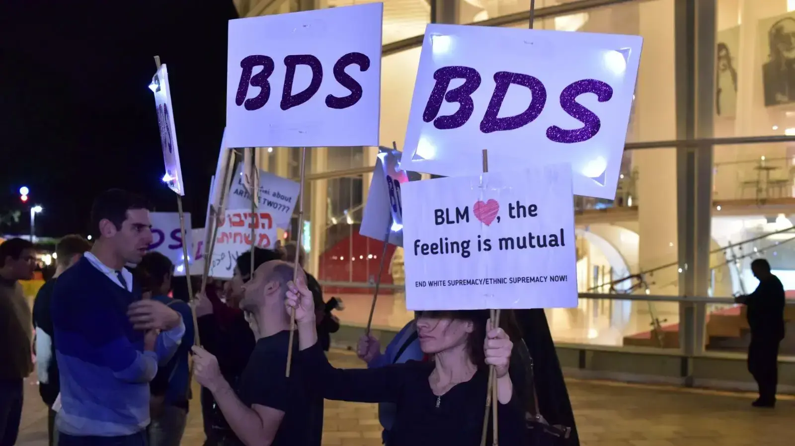 מפגיני BDS בכיכר הבימה, תל אביב, 23 בדצמבר 2017 מפגיני BDS בכיכר הבימה, תל אביב, 23 בדצמבר 2017