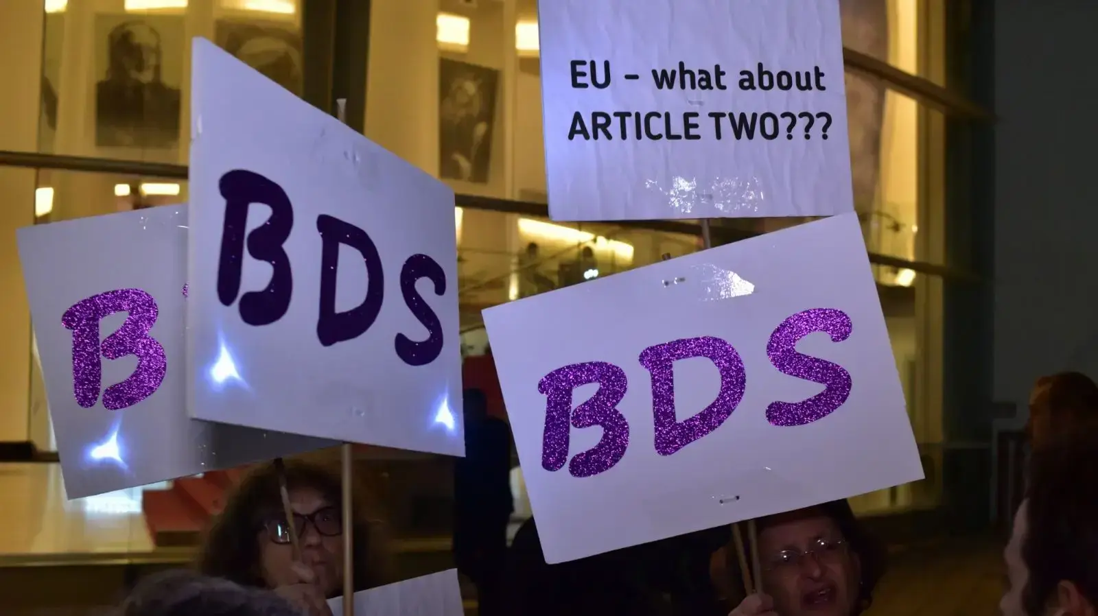 מפגיני BDS  בכיכר הבימה, תל אביב, 23 בדצמבר 2017