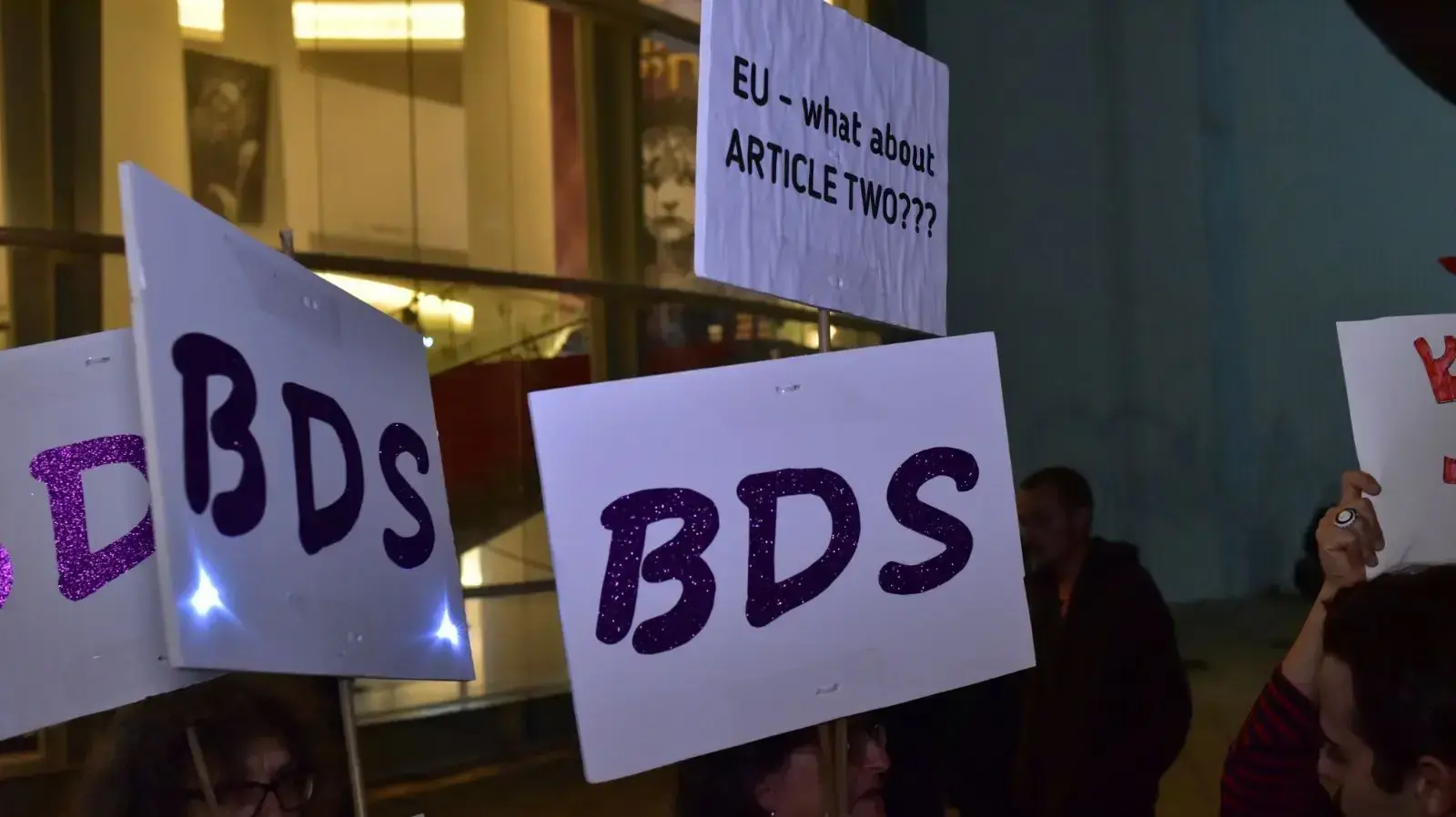 מפגיני BDS בכיכר הבימה, תל אביב, 23 בדצמבר 2017 מפגיני BDS בכיכר הבימה, תל אביב, 23 בדצמבר 2017
