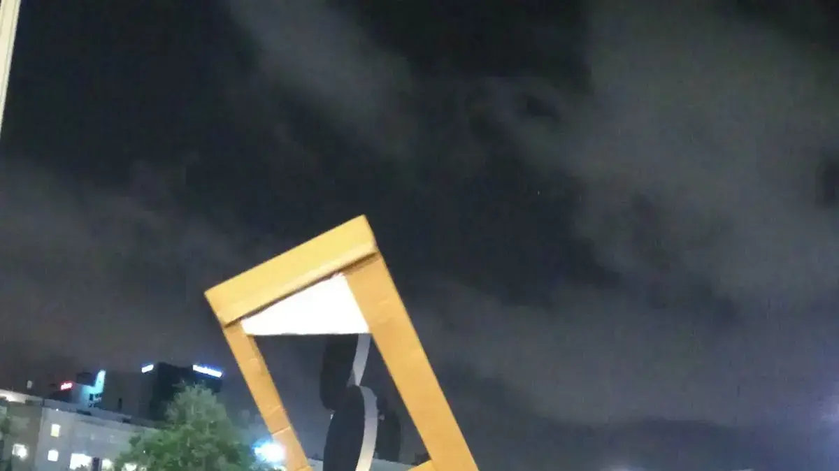 שלט "גיליוטינה" שהונף בהפגנה נגד שחיתות שלטונית בתל אביב, 23 בדצמבר 2017