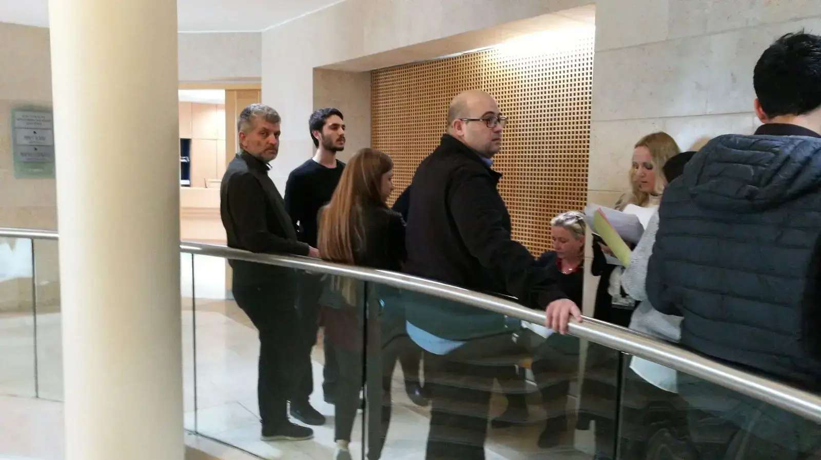 משפחתו של רון קוקיא מחוץ לאולם בית המשפט לקראת הגשת כתב האישום נגד רוצחי בנם בערד 24 בדצמבר 2017 משפחתו של רון קוקיא מחוץ לאולם בית המשפט לקראת הגשת כתב האישום נגד רוצחי בנם בערד 24 בדצמבר 2017